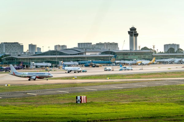 Quels itinéraires de croisière permettent de découvrir les plages de sable rose aux Bahamas?